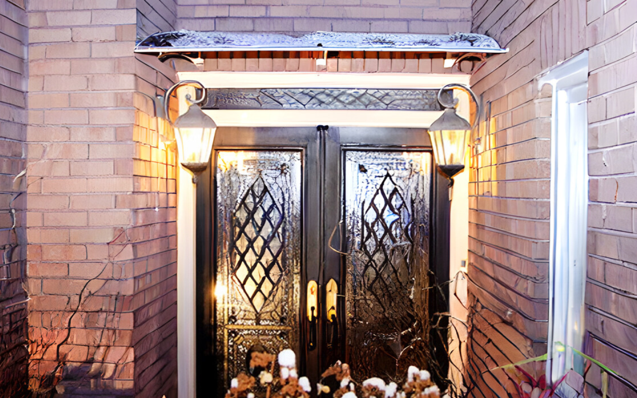 Reliable Polycarbonate Awnings: Discover 5 Essential Reasons to Make the Switch 5 Modern home entrance with a clear polycarbonate awning protecting the doorway from snow and rain.